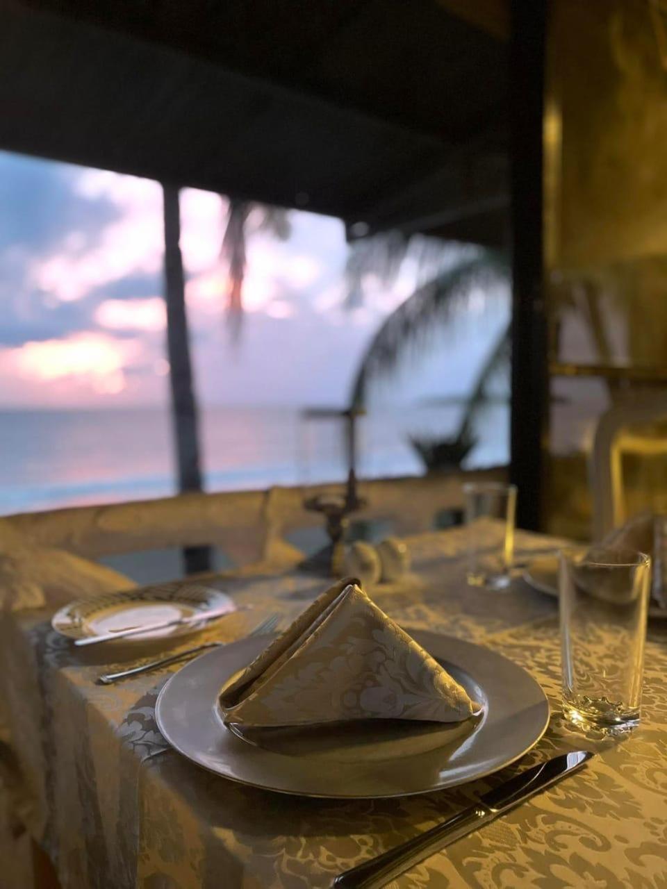 Sunbloom Beachfront Hotel And Restaurant Zambales Sinabacan Zewnętrze zdjęcie